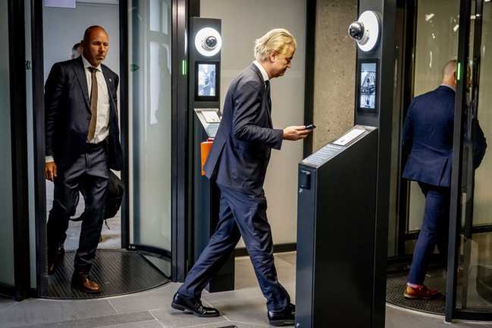 Theatrale Wilders loopt weg bij de formatieonderhandelingen: PVV kan niet leveren op migratie